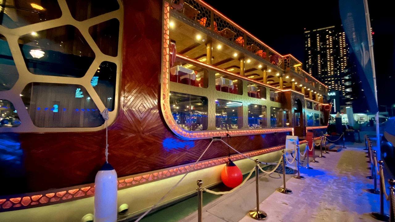 Круиз с ужином на арабской лодке Ocean Empress