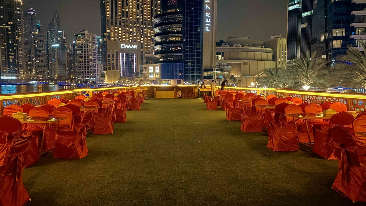 Круиз с ужином на арабской лодке Ocean Empress