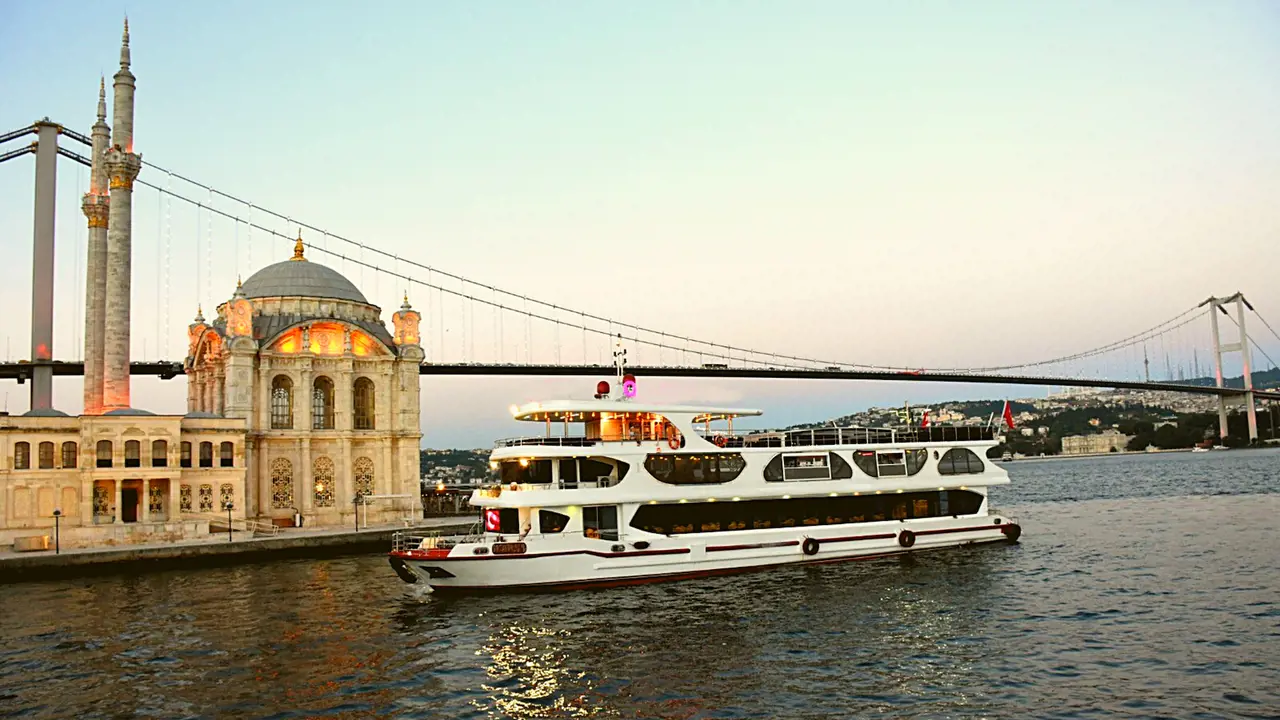 Bosphorus Dinner Cruise with Turkish Night Show – Bild 3