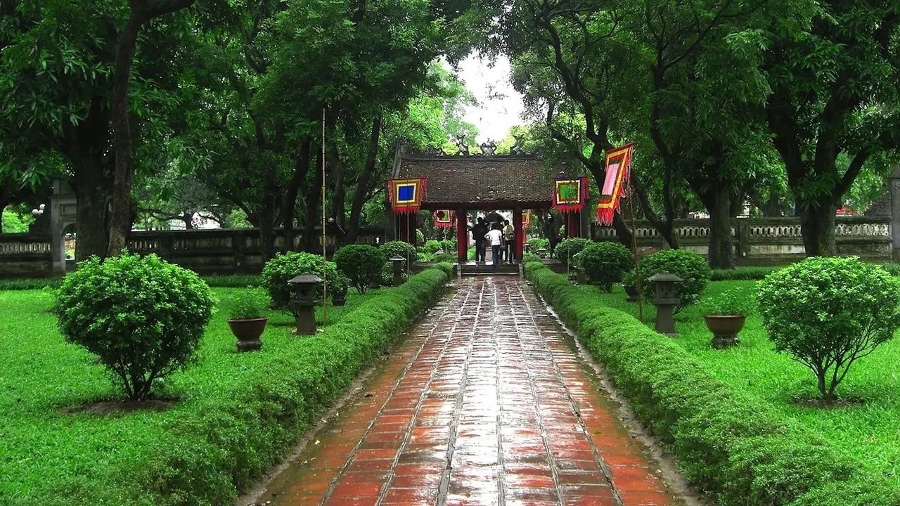 Hanoi Highlights City Tour: Ho Chi Minh Mausoleum, Temple of Literature, Tran Quoc Pagoda – Bild 2
