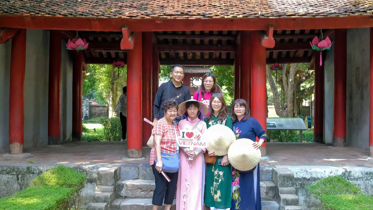 Hanoi Highlights City Tour: Ho Chi Minh Mausoleum, Temple of Literature, Tran Quoc Pagoda – Bild 3