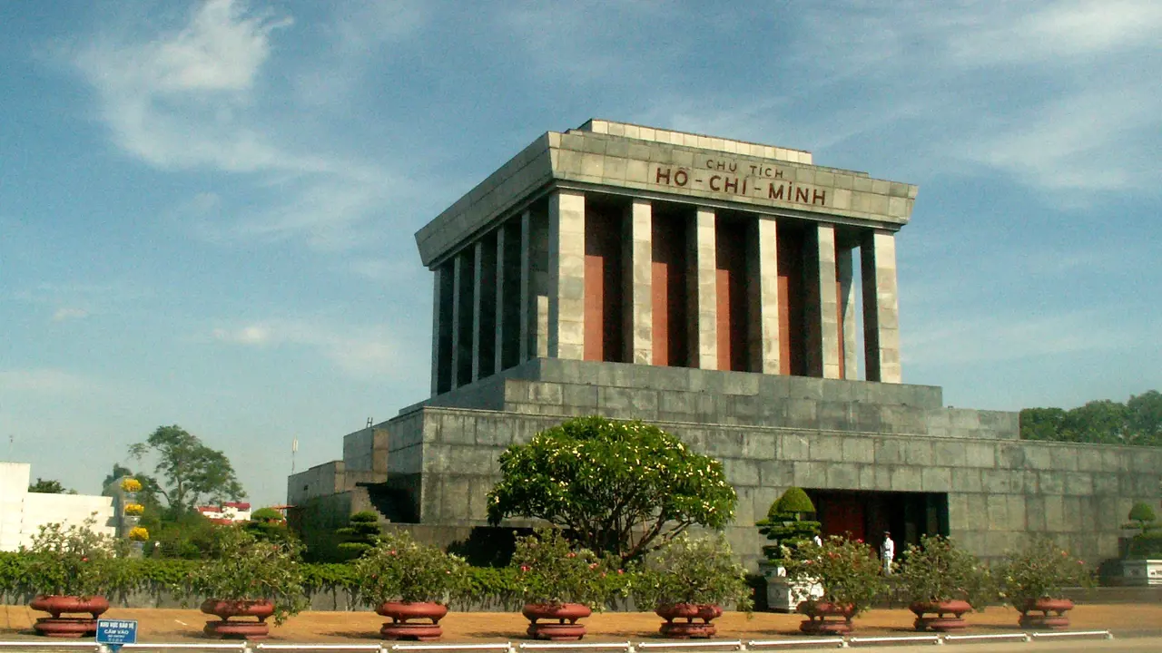 Hanoi Highlights City Tour: Ho Chi Minh Mausoleum, Temple of Literature, Tran Quoc Pagoda – Bild 4