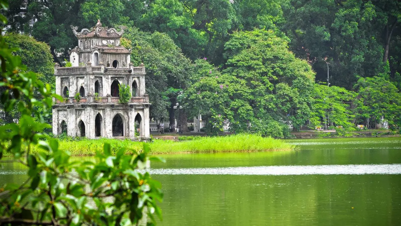 Hanoi Highlights City Tour: Ho Chi Minh Mausoleum, Temple of Literature, Tran Quoc Pagoda – Bild 5