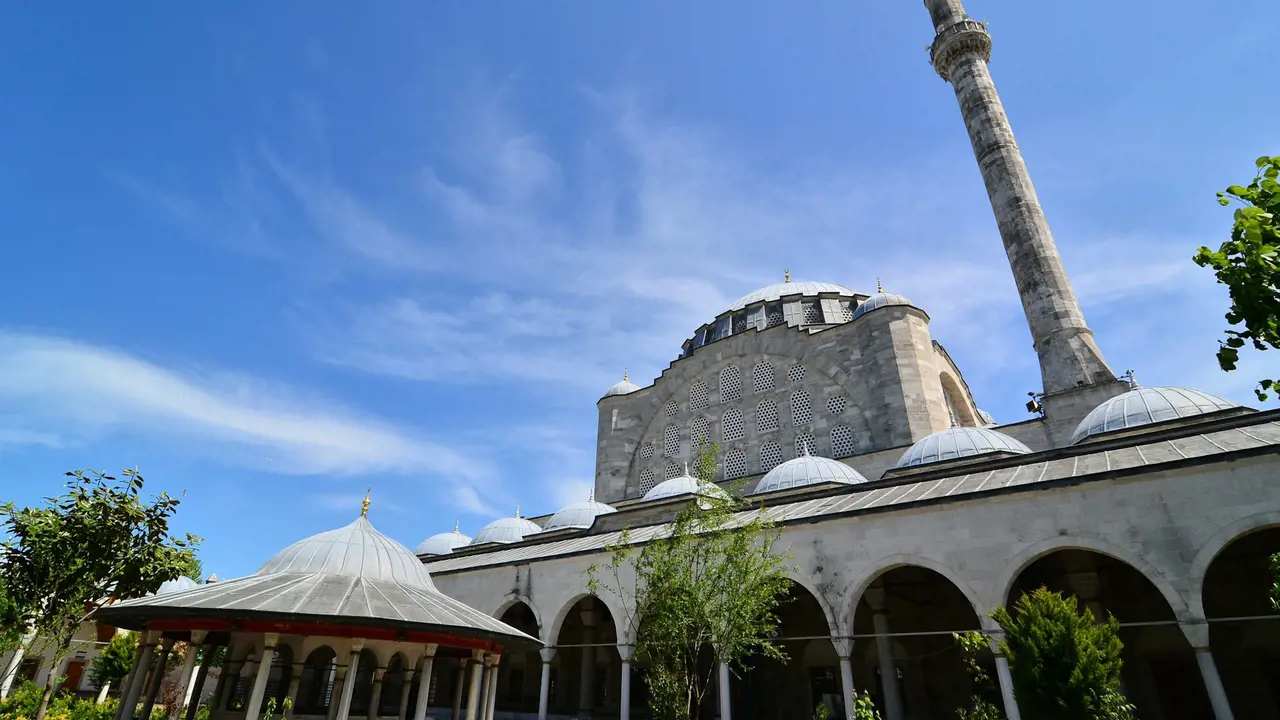Istanbul Europe and Asia Half-Day Private Tour: Maiden's Tower and Mihrimah Sultan Mosque – Bild 3