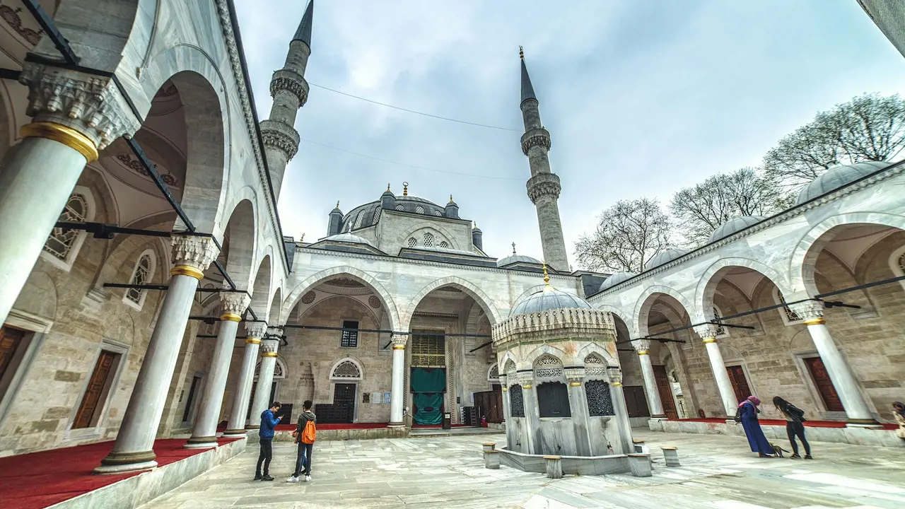 Istanbul Europe and Asia Half-Day Private Tour: Maiden's Tower and Mihrimah Sultan Mosque – Bild 4