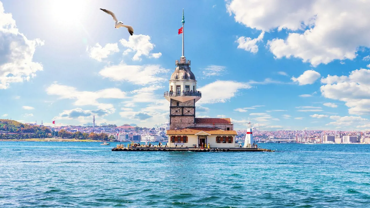 Istanbul Europe and Asia Half-Day Private Tour: Maiden's Tower and Mihrimah Sultan Mosque – Bild 7